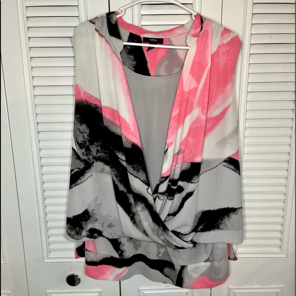 Pretty hi-lo sleeveless top size 2oW